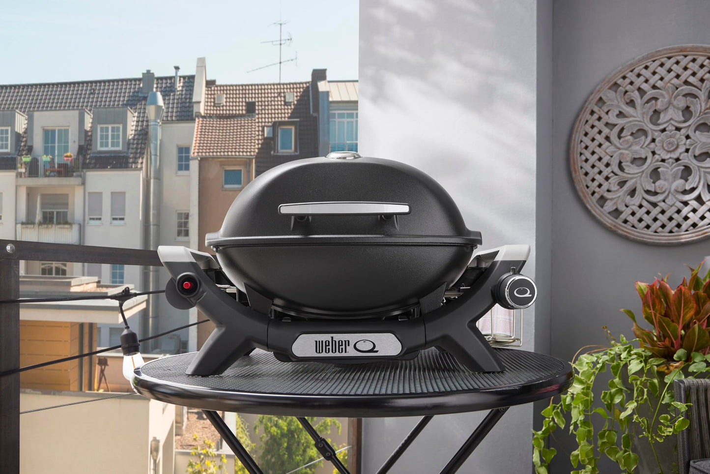 Weber Q 1100N Gas Barbecue/Portable Lightweight Grill for Camping, Patios and Balconies with High Efficiency Burner, Porcelain-Enamelled Cast Iron Grates and Electronic Ignition, Midnight Black